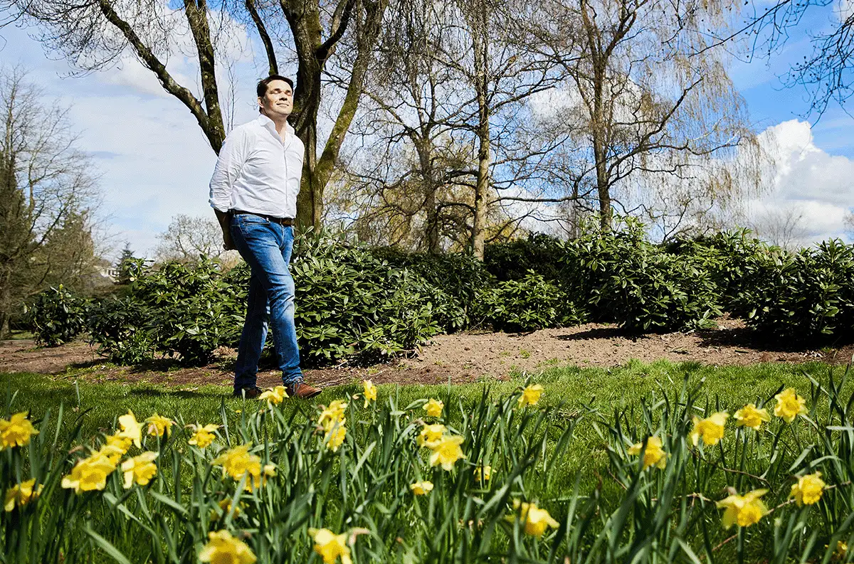 Ab Nieuwdorp wandelt door veld met bloemen