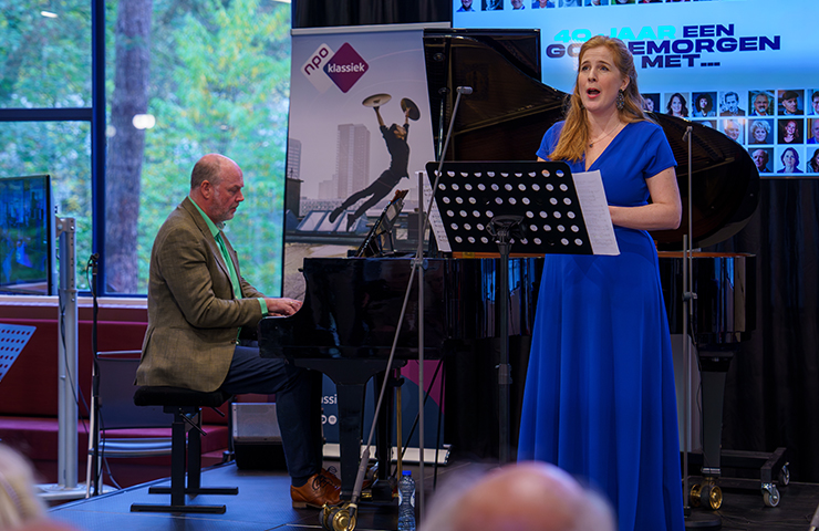 Pianist Hans Eijsackers en sopraan Klaartje van Veldhoven, beiden oud-gastpresentatoren, treden samen op 