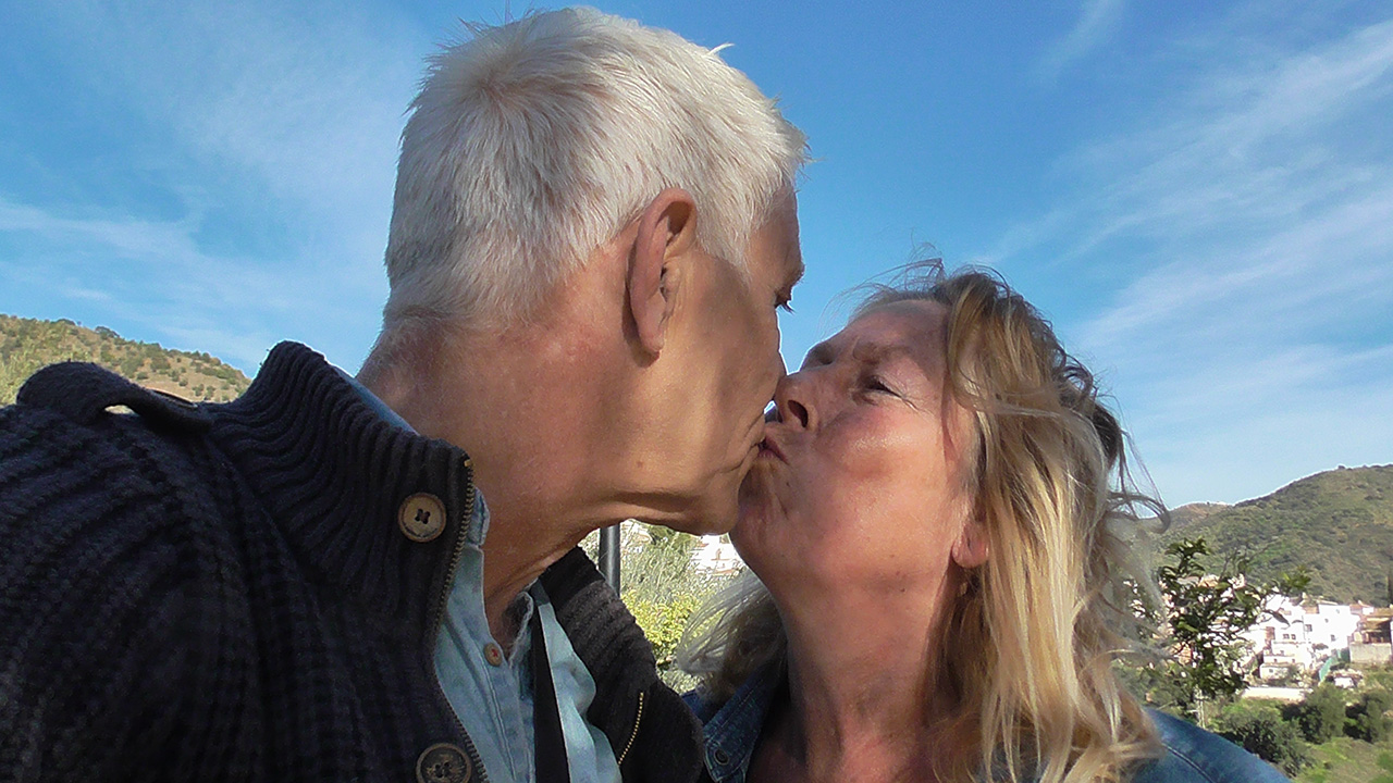 Theo en Jolanda kussend