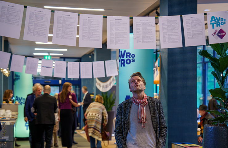 De speellijsten en portretten van alle aanwezigen hingen aan een slinger in de ontvangsthal