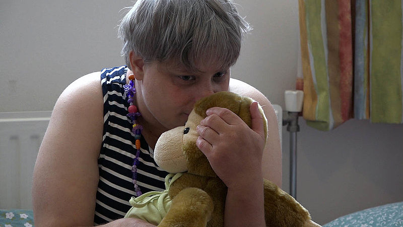 Een jaar op Overkempe, Olga met knuffel