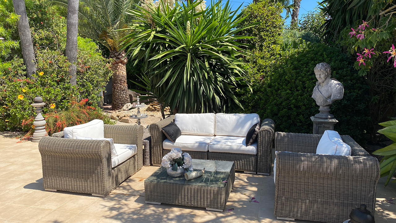 Lounge ruimte bij het zwembad