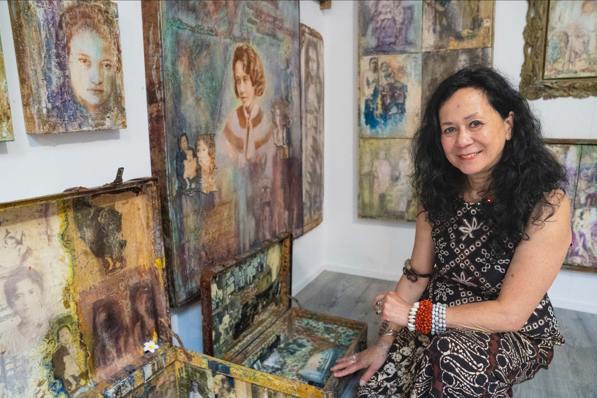 Kunstenaar Shelly Lapré Met Haar Kunstwerken