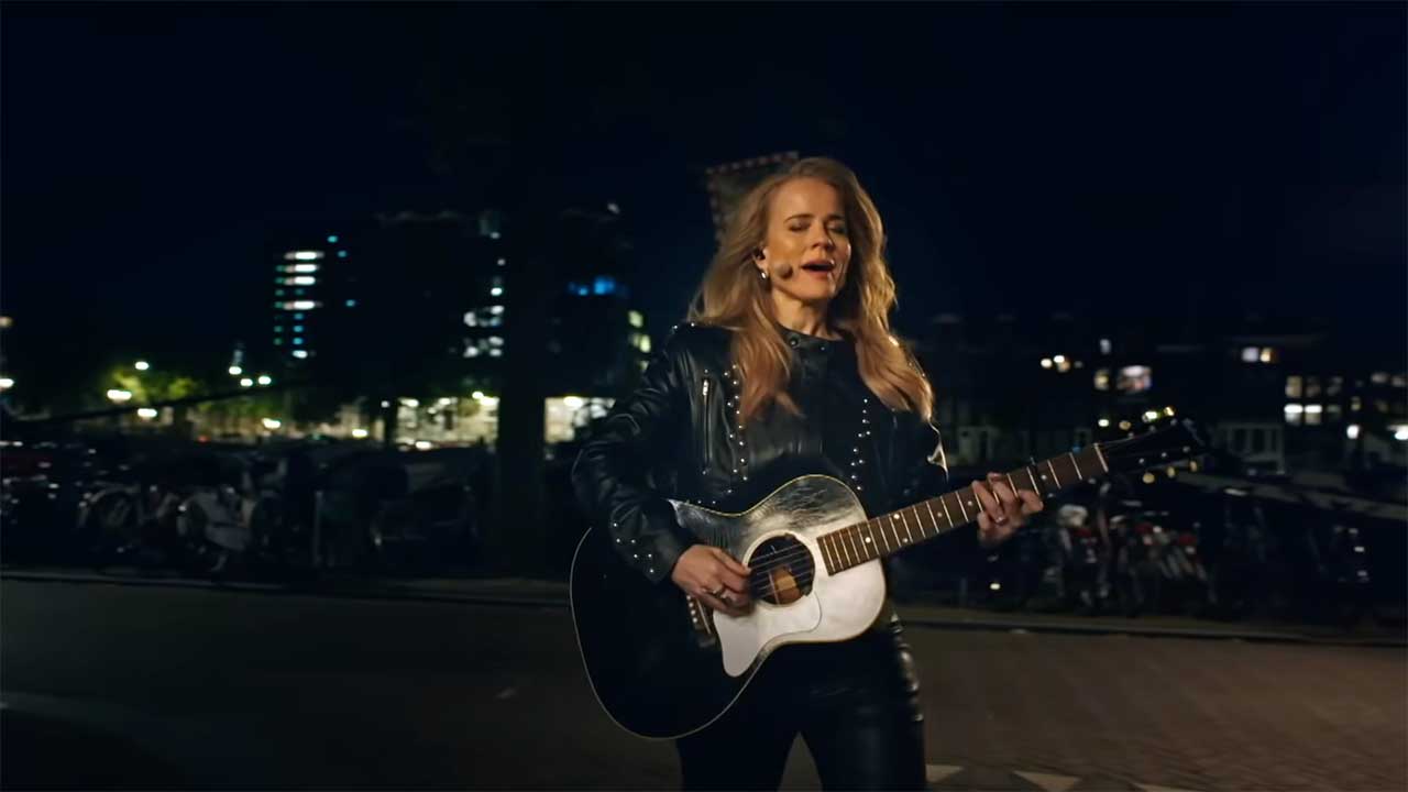 Ilse DeLange loopt zingend naar Carré