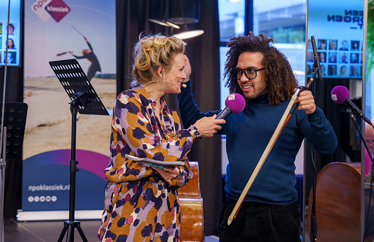 Contrabassist en oud-gastpresentator James Oesi