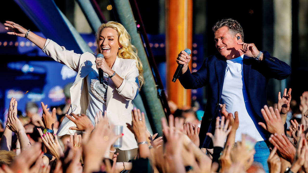 Wolter Kroes & Samantha Steenwijk Muziekfeest op het Plein