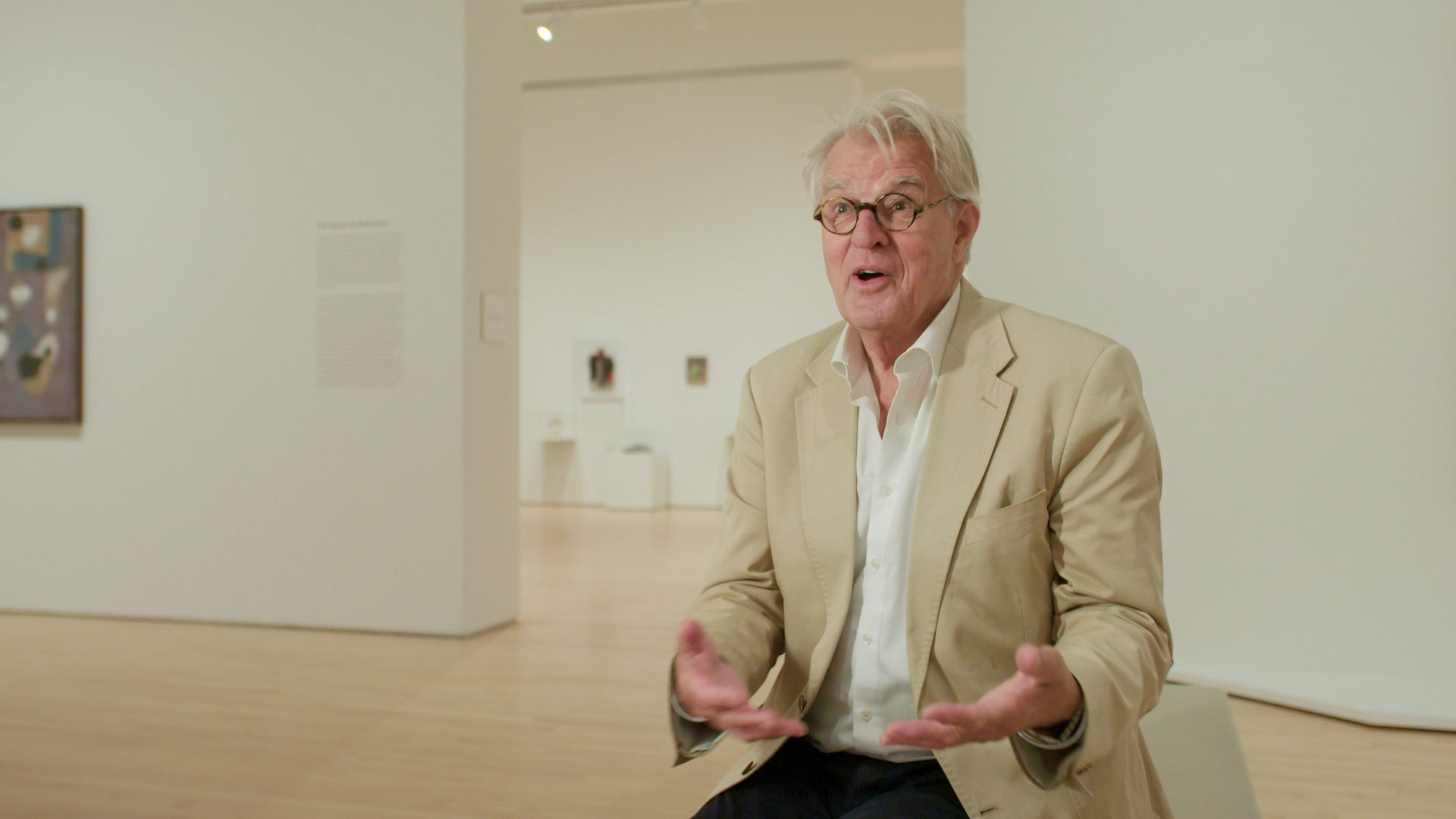 Jeroen Krabbé in een witte museumzaal