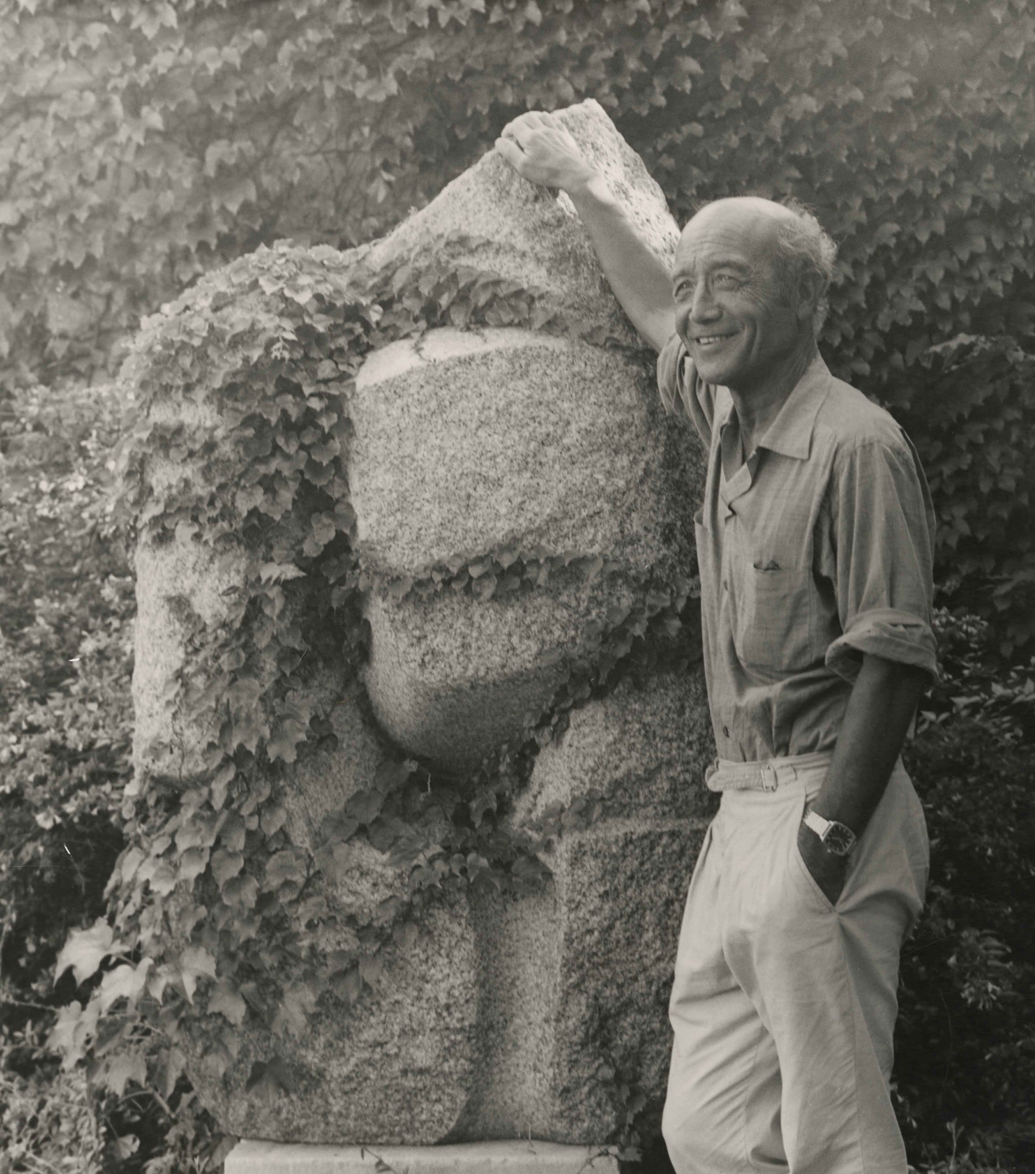 Isamu Noguchi in het Noguchi Garden Museum door David Finn