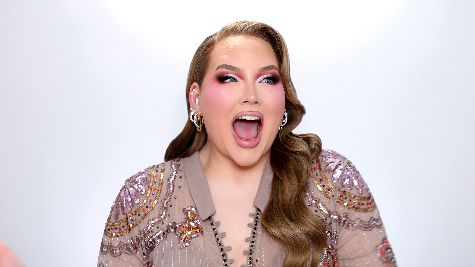 Nikkkie de Jager geeft namens Nederland de punten tijdens het Eurovisie Songfestival 2024 in Malmö