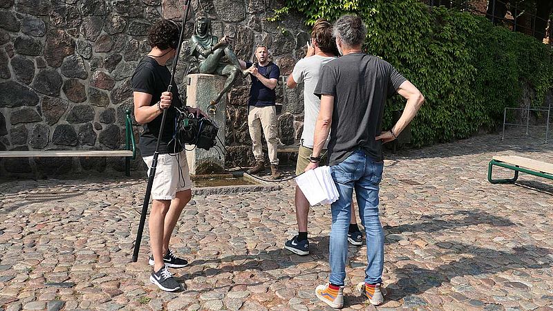 Tijl in het voetspoor van Bach - Tijl bij het beeld van Tijl Uilenspiegel