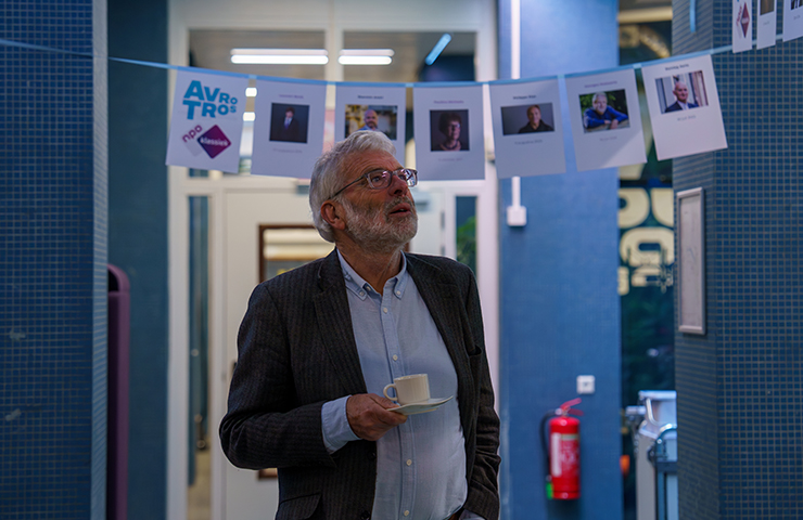 De speellijsten en portretten van alle aanwezige gastpresentatoren hingen aan een slinger in de hal 