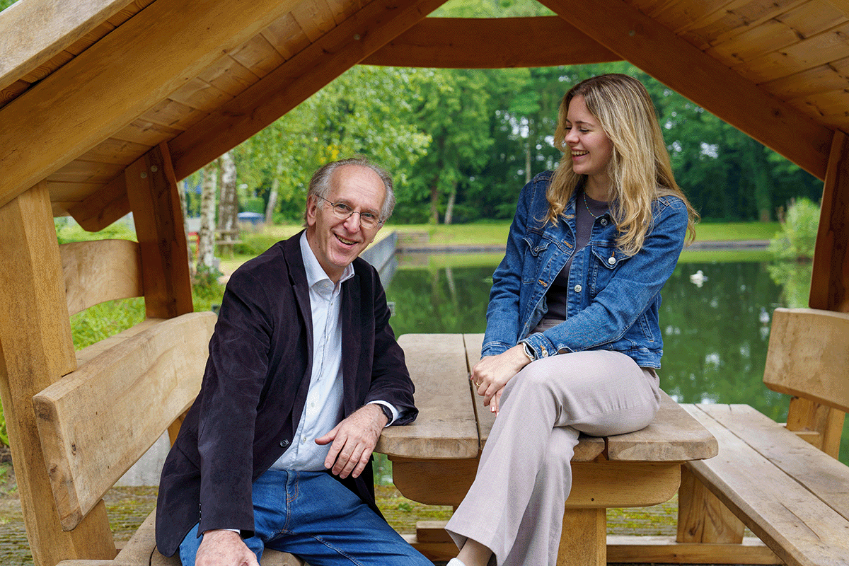 Hans van den Boom en Eloise Davis op een bankje