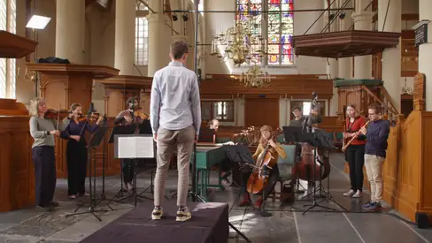 Gerben van der Werf en de Young Bach Fellows aan het werk in de Waalse Kerk Amsterdam