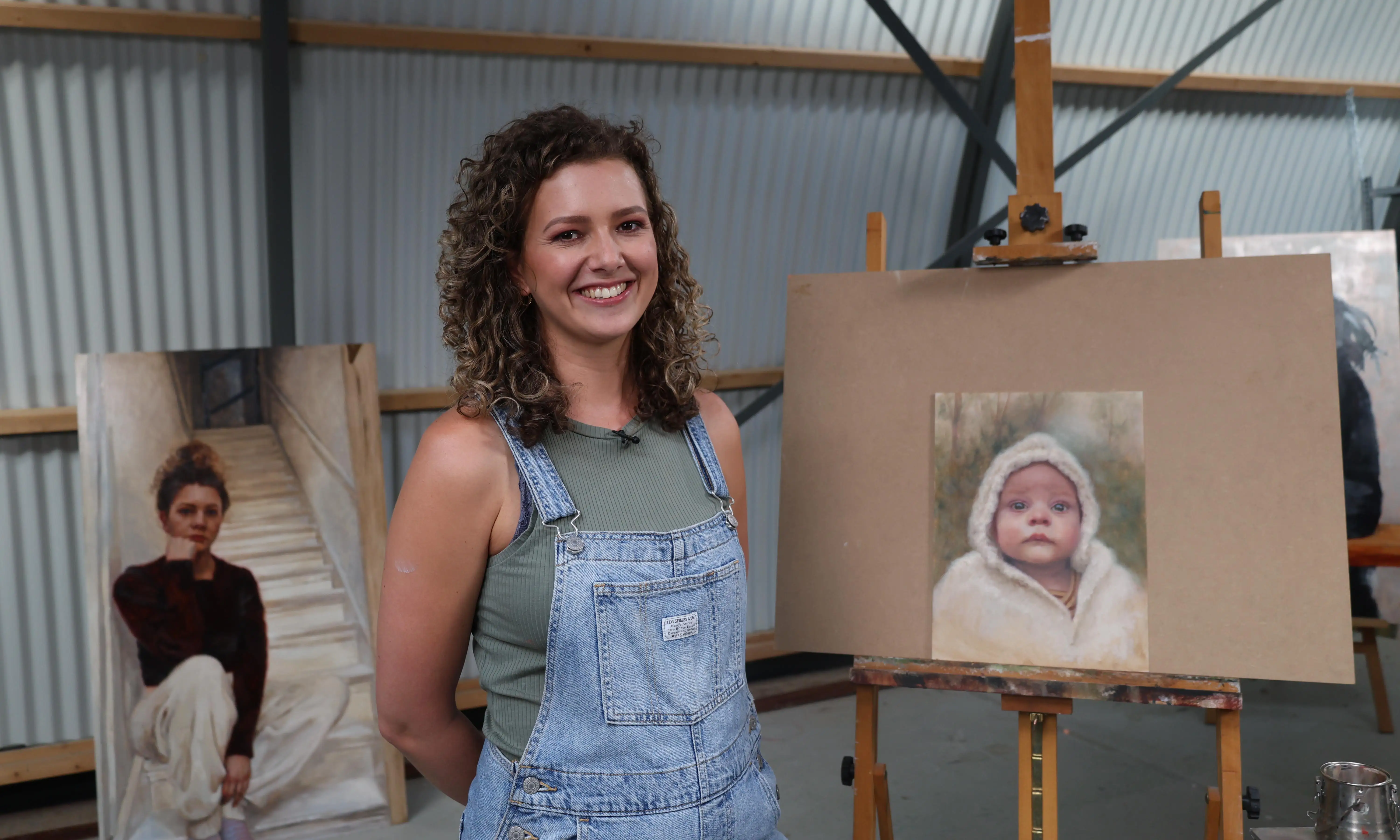 Cleo Rolloos met haar schilderijen