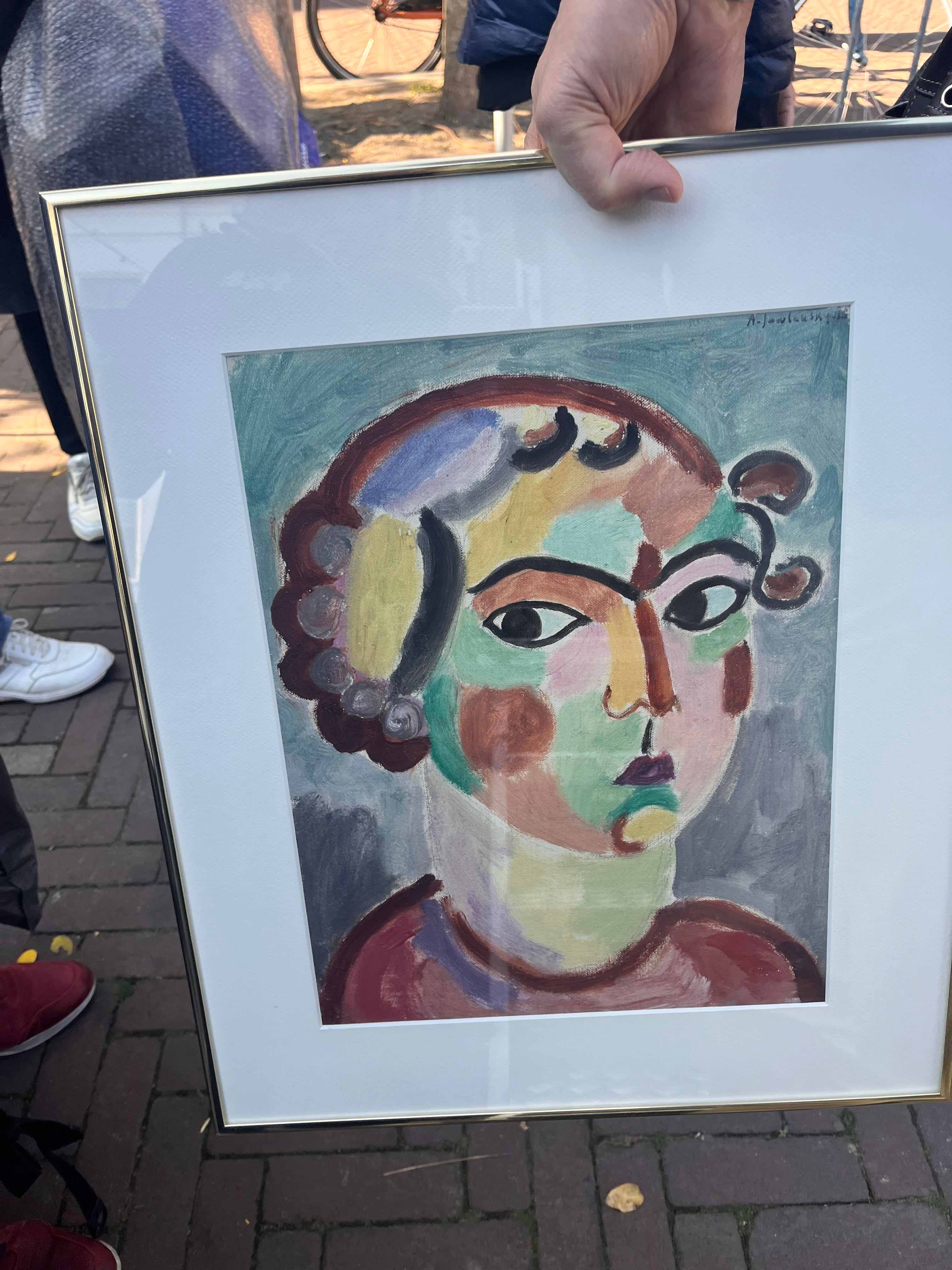 Portret van kunstenaar Alexej von Jawlensky vastgehouden door iemand op de markt in Gouda