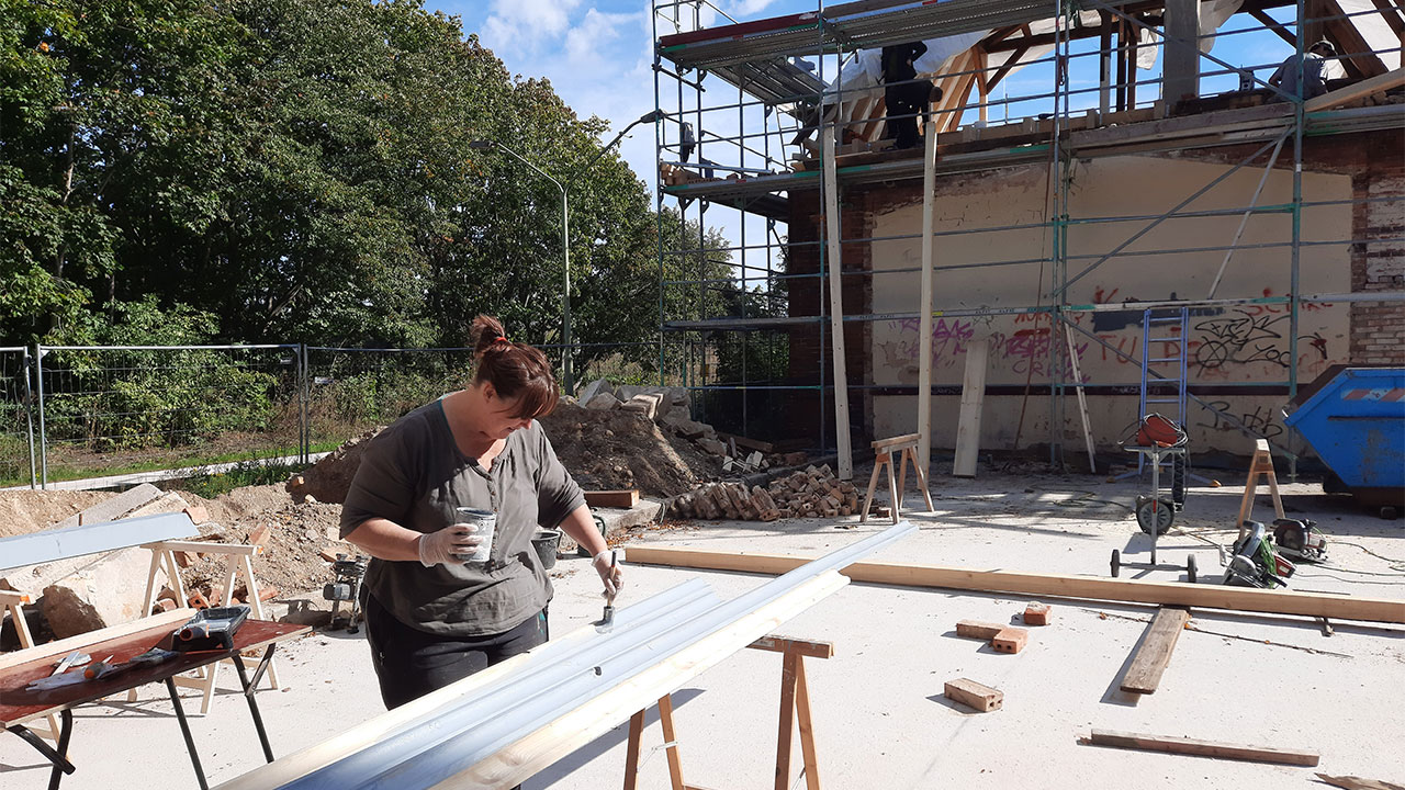 Ingrid buiten aan het klussen