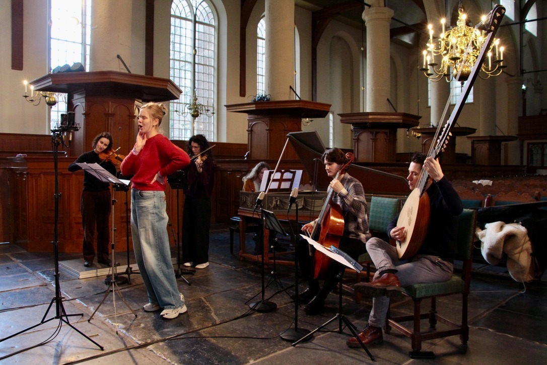 Mezzosopraan Sterre Decru tijdens de cd-opnames met haar barokcollectief Jean Petit