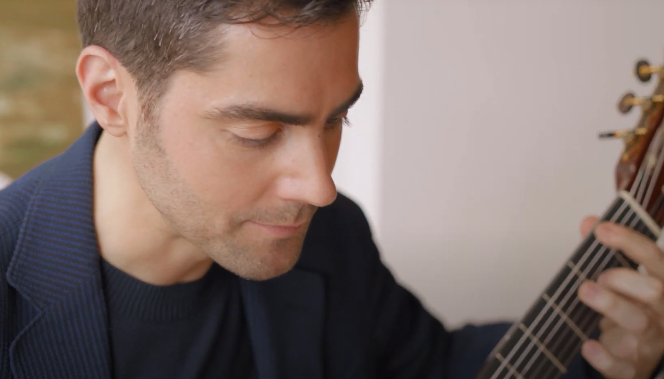 MILOŠ speelt gitaar close-up