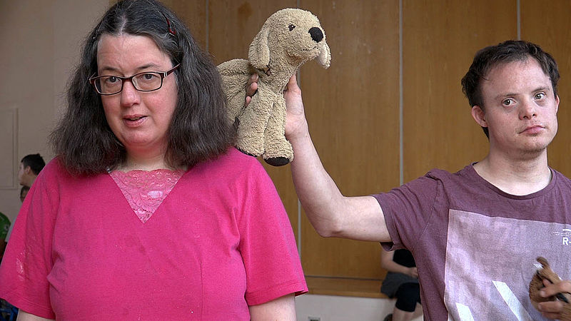 Een jaar op Overkempe, twee Bewoners met knuffel