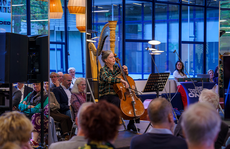 Lucia Swarts, oud-gastpresentator en cellist speelt Bach