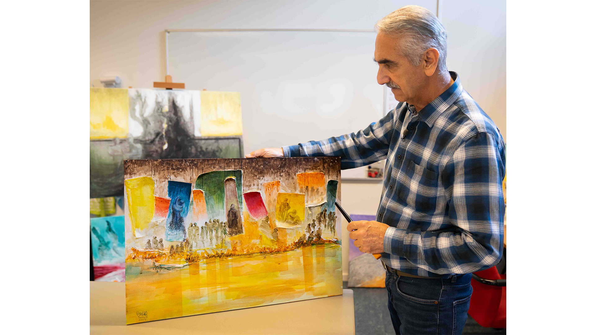 Kunstenaar Yousif Yaqoub Met Zijn Kunstwerk Met Onze Herinneringen Naar Het Onbekende