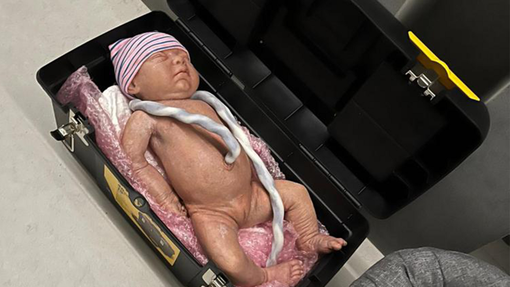 Een van de nepbaby's die gebruikt is tijdens de opnames van Dag & nacht