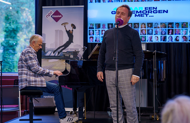 Pianist Cor Bakker en zanger Philippe Elan, beiden oud-gastpresentatoren, treden op