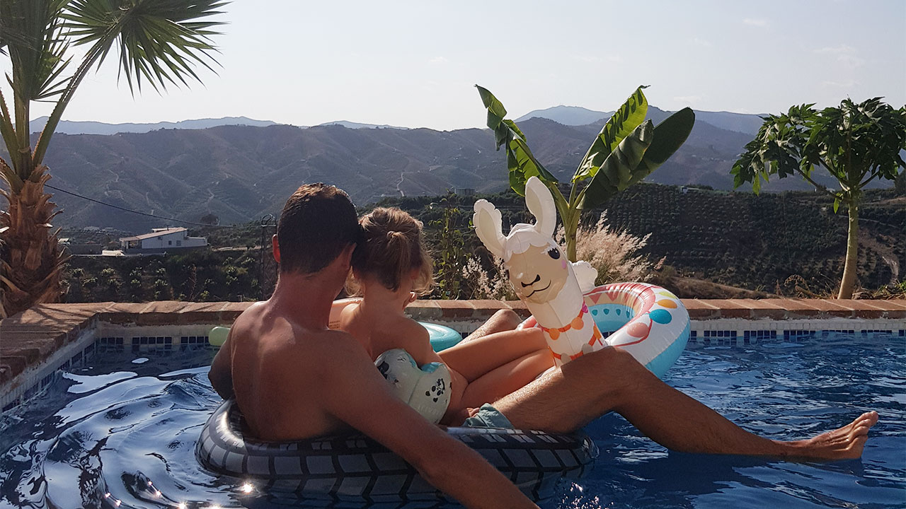 Mike en Linne in het zwembad