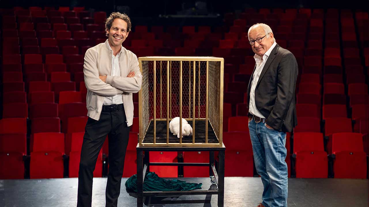 Victor laat Youp van 't Hek een illusie met Flappie zien