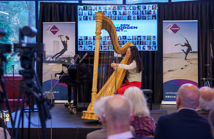 Lavinia Meijer, oud-gastpresentator en harpist, speelt een stuk van Philip Glass