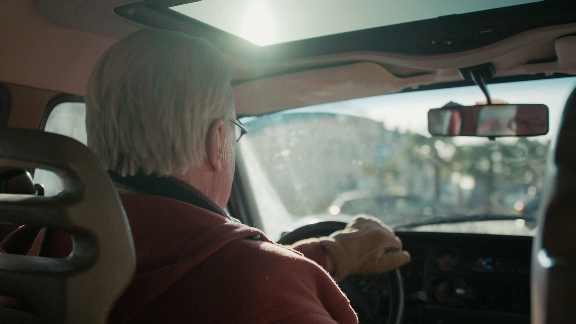 Jeroen Krabbé rijdt in een Volvo