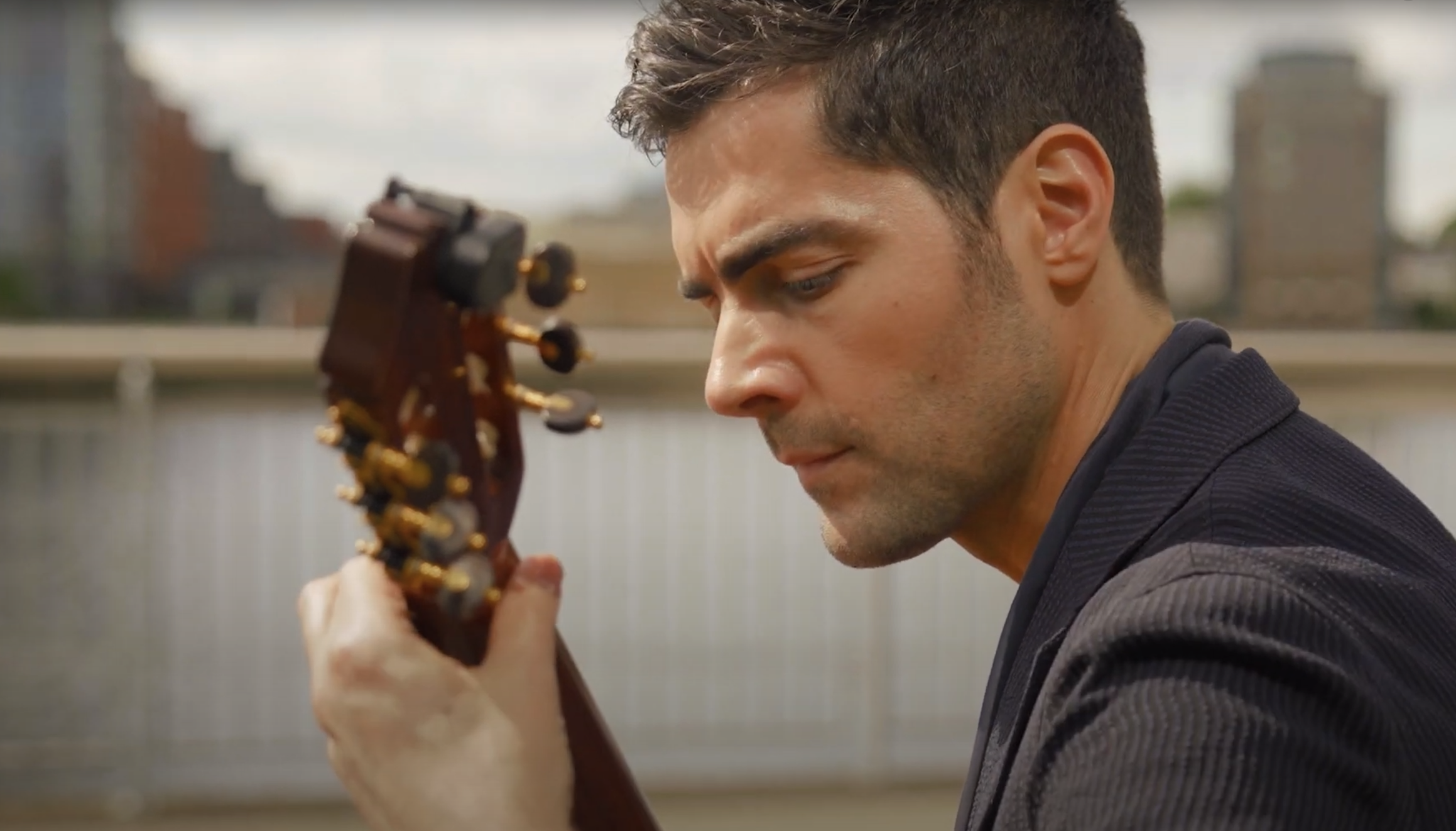 MILOŠ close up met gitaar