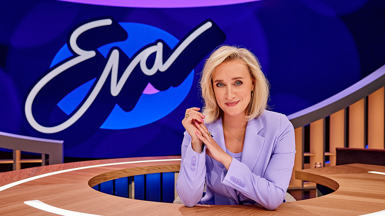Eva Jinek in de studio van haar talkshow Eva