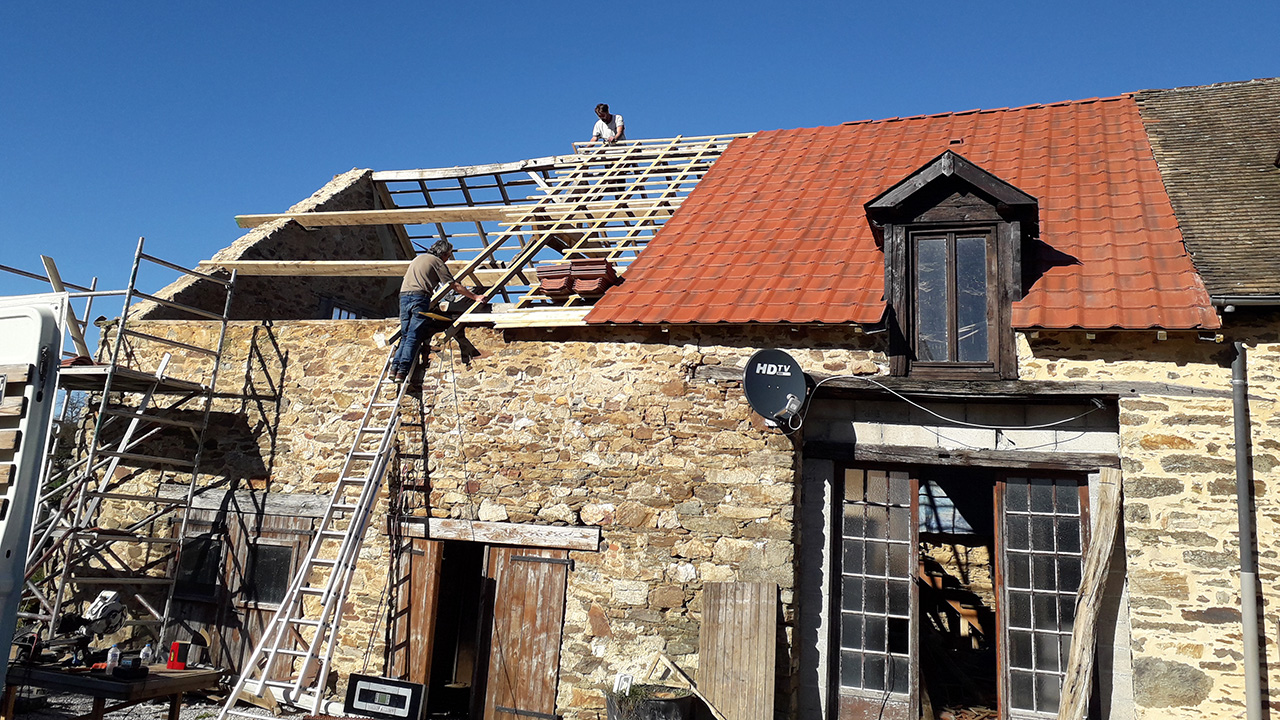 Patrick en Henny maken het dak