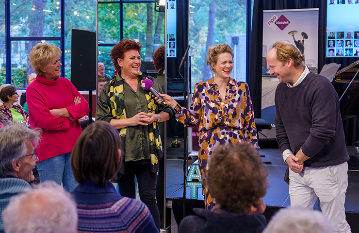 Oud-gastpresentatoren Simone Kleinsma, Marjolein Touw en Jet Berkhout en Gijs van Maanen